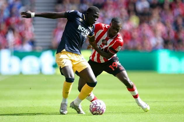 Sunderland v West Ham United - Premier League El Hadji Malick Diouf of West Ham United and Habib Diarra of Sunderland challenge during the Premier League match between Sunderland and West Ham United at Stadium of Light on August 16, 2025 in Sunderland, England. Sunderland Stadium of Light England United Kingdom Copyright: xEdxSykes Sportsphoto APLx 14132884