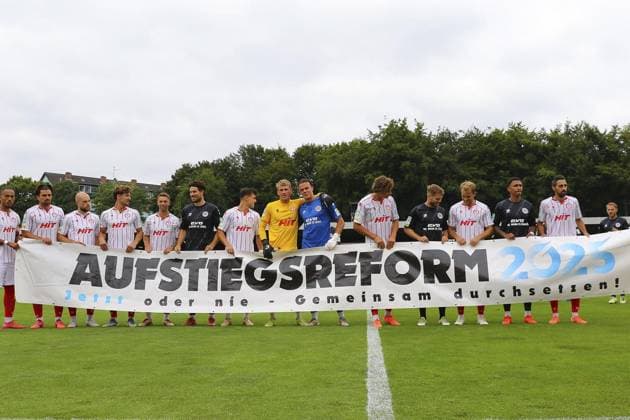 Regionalliga West: Fortuna Köln - Rot-Weiß Oberhausen ** NUR FÜR REDAKTIONELLE ZWECKE ** EDITORIAL USE ONLY **<p>Beide Mannschaften trugen vor dem Spiel ein Banner zur Aufstiegsreform 2025 auf den Platz. Fortuna Köln - RWO Ort: Südstadion, Köln Datum: 16.08.2025 Deutschland NRW Köln Copyright: MichaxKorb *** Regionalliga West Fortuna Köln Rot Weiß Oberhausen FOR EDITORIAL PURPOSES ONLY EDITORIAL USE ONLY p Both teams carried a banner for the promotion reform 2025 onto the pitch before the match Fortuna Köln RWO Location Südstadion, Köln Date 16 08 2025 Germany NRW Köln Copyright MichaxKorb Copyright: MichaxKorb doc81z4nff8ws89vuuh7nn ,EDITORIAL USE ONLY