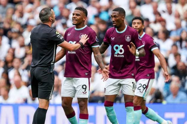 Premier League Tottenham Hotspur v Burnley Lyle Foster of Burnley appeals to Referee Michael Oliver during the Premier League match Tottenham Hotspur vs Burnley at Tottenham Hotspur Stadium, London, United Kingdom, 16th August 2025 (Photo by Izzy Poles News Images) London Tottenham Hotspur Stadium United Kingdom Copyright: xIzzyxPoles NewsxImagesx