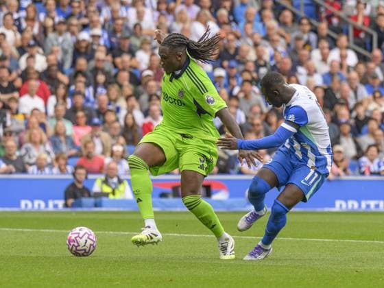 Brighton, England, August 16, 2025: Fulham s Calvin Bassey (left) under pressure from Brighton & Hove Albion s Yankuba Minteh (right) during the Premier League match between Brighton and Hove Albion and Fulham at the American Express Stadium. Copyright: xx Sportspressphoto_SPR11108