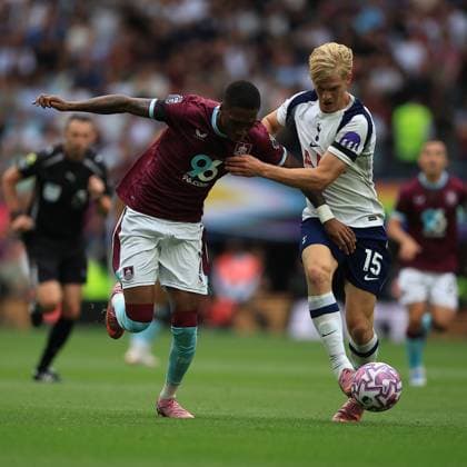 Tottenham Hotspur v Burnley Premier League 16 08 2025. Burnley Forward Jaidon Anthony (11) Battles for the ball with Tottenham Hotspur Midfielder Lucas Bergvall (15) during the Premier League match between Tottenham Hotspur and Burnley at Tottenham Hotspur Stadium, London, United Kingdom on 16 August 2025. London Tottenham Hotspur Stadium London United Kingdom Editorial use only DataCo restrictions apply See www.football-dataco.com , Copyright: xChrisxFoxwellx PSI-22600-0033