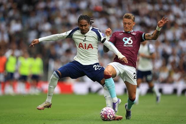 Tottenham Hotspur v Burnley Premier League 16 08 2025. Tottenham Hotspur Defender Djed Spence (24) Battles for the ball with Burnley Defender Oliver Sonne (22) during the Premier League match between Tottenham Hotspur and Burnley at Tottenham Hotspur Stadium, London, United Kingdom on 16 August 2025. London Tottenham Hotspur Stadium London United Kingdom Editorial use only DataCo restrictions apply See www.football-dataco.com , Copyright: xChrisxFoxwellx PSI-22600-0061