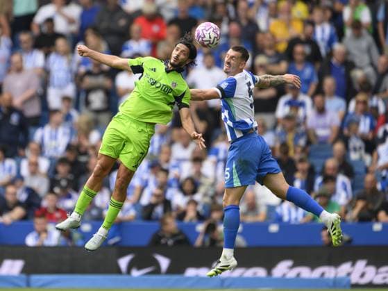 Brighton, England, August 16, 2025: Brighton & Hove Albion s Lewis Dunk (right) battles with Fulham s Raúl Jiménez (left) during the Premier League match between Brighton and Hove Albion and Fulham at the American Express Stadium. Copyright: xx Sportspressphoto_SPR11114