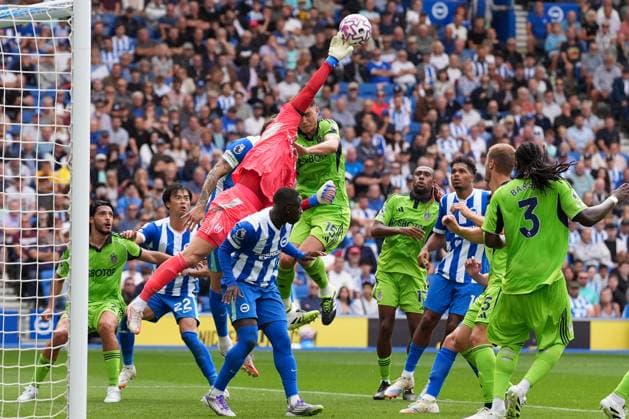 Brighton and Hove Albion v Fulham, Premier League, Football, Amex Stadium, Brighton, UK - 16 Aug 2025 Goalkeeper Bernd Leno of Fulham punches the ball away. Brighton Amex Stadium Brighton GBR, UK NEWSPAPERS OUT Copyright: xSeanxRyanx