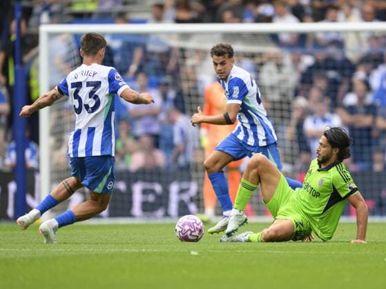 Brighton, England, August 16, 2025: Fulham s Raúl Jiménez (right) under pressure from Brighton & Hove Albion s Yasin Ayari (centre) and Matt O?Riley (left) during the Premier League match between Brighton and Hove Albion and Fulham at the American Express Stadium. Copyright: xx Sportspressphoto_SPR11117