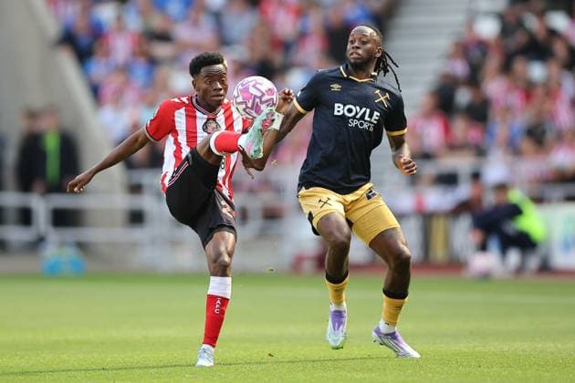 Sunderland v West Ham United 16 August 2025, Sunderland - Premier League Football - Sunderland v West Ham United. Simon Adingra of Sunderland and Aaron Wan-Bissaka of West Ham United (photo by Daniel Chesterton) Sunderland UK Copyright: xDanielxChestertonxOffside