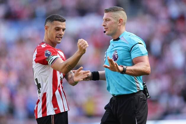 Sunderland v West Ham United 16 August 2025, Sunderland - Premier League Football - Sunderland v West Ham United. Granit Xhaka of Sunderland contests a decision with referee Rob Jones (photo by Daniel Chesterton) Sunderland UK Copyright: xDanielxChestertonxOffside