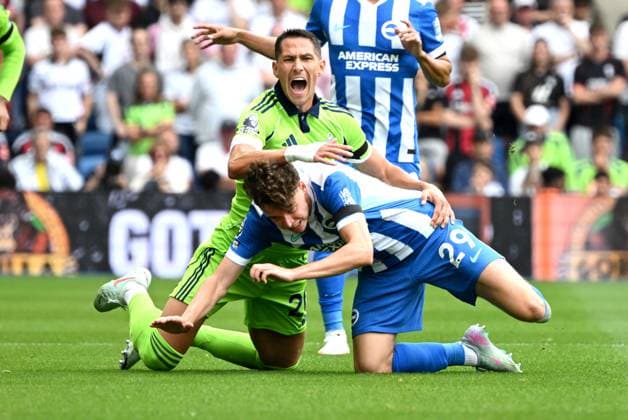 Maxim De Cuyper of Brighton and Sasa Lukic of Fulham collide during the Premier League match between Brighton and Hove Albion and Fulham at the American Express Stadium, Brighton UK - 16th August 2025 Brighton v Fulham Premier League Football, Amex Stadium, Sussex, United Kingdom - 16 Aug 2025Brighton Amex Stadium Sussex United Kingdom Editorial use only. No merchandising. For Football images FA and Premier League restrictions apply inc. no internet mobile usage without FAPL license - for details contact Football Dataco  Copyright: xLizxFinlayson Shutterstockx 15443909t
