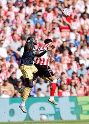 Sunderland v West Ham United Premier League El Hadji Malick Diouf of West Ham United (left) competes for the ball with of Sunderland during the Premier League match at the Stadium Of Light, Sunderland UK Newspapers OUT Copyright: xFredxPalmerx FIL-22107-0078