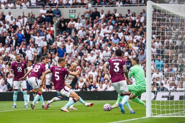 Premier League Tottenham Hotspur v Burnley Richarlison of Tottenham Hotspur shoots during the Premier League match Tottenham Hotspur vs Burnley at Tottenham Hotspur Stadium, London, United Kingdom, 16th August 2025 (Photo by Izzy Poles News Images) London Tottenham Hotspur Stadium United Kingdom Copyright: xIzzyxPoles NewsxImagesx