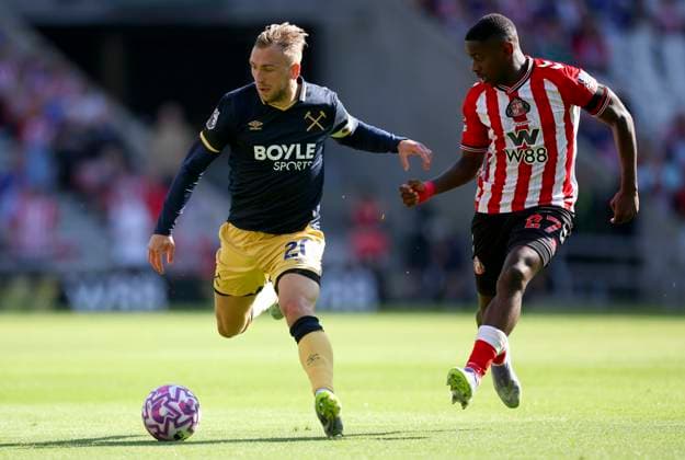 Sunderland v West Ham United - Premier League Jarrod Bowen of West Ham United and Noah Sadiki of Sunderland challenge during the Premier League match between Sunderland and West Ham United at Stadium of Light on August 16, 2025 in Sunderland, England. Sunderland Stadium of Light England United Kingdom Copyright: xEdxSykes Sportsphoto APLx 14132888