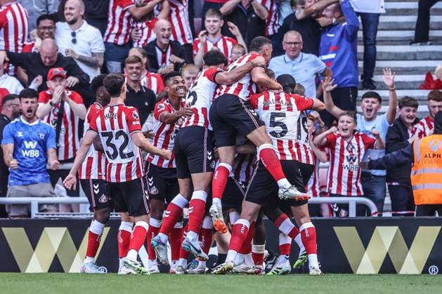 Premier League Sunderland v West Ham United Eliezer Mayenda of Sunderland celebrates his goal to make it 1-0 during the Premier League match Sunderland vs West Ham United at Stadium Of Light, Sunderland, United Kingdom, 16th August 2025 (Photo by Alfie Cosgrove News Images) Sunderland Stadium Of Light Tyne and Wear United Kingdom Copyright: xAlfiexCosgrove NewsxImagesx