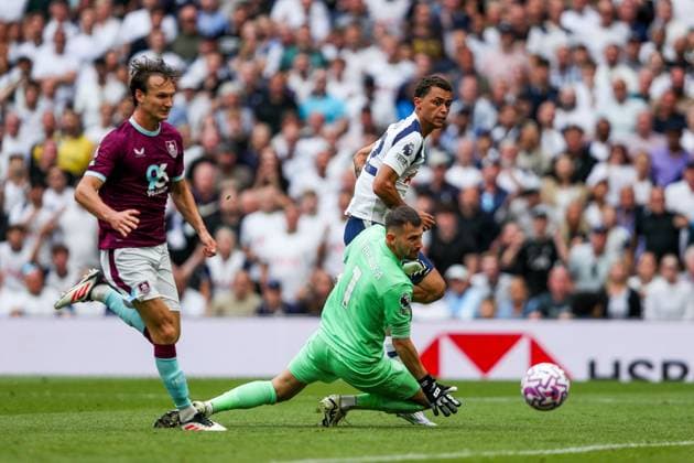 Premier League Tottenham Hotspur v Burnley Brennan Johnson of Tottenham Hotspur scores to make it 3-0 during the Premier League match Tottenham Hotspur vs Burnley at Tottenham Hotspur Stadium, London, United Kingdom, 16th August 2025 (Photo by Izzy Poles News Images) London Tottenham Hotspur Stadium United Kingdom Copyright: xIzzyxPoles NewsxImagesx