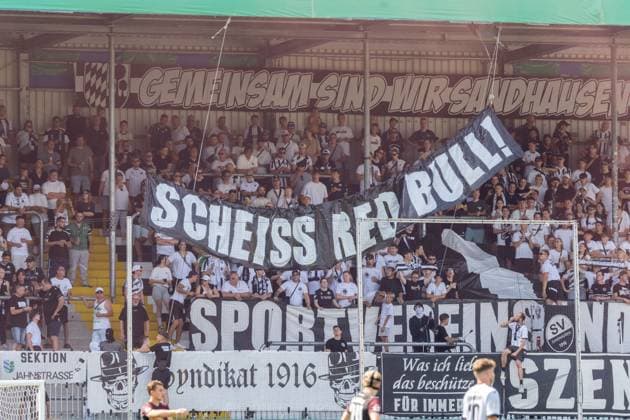 Spruchband der Heimfans, GER, SV Sandhausen vs. RB Leipzig, Fussball, DFB-Pokal, 1. Runde, Saison 2025 2026, 16.08.2025, DFB REGULATIONS PROHIBIT ANY USE OF PHOTOGRAPHS AS IMAGE SEQUENCES AND OR QUASI-VIDEO, GER, SV Sandhausen vs. RB Leipzig, Fussball, DFB-Pokal, 1. Runde, Saison 2025 2026, 16.08.2025 Sandhausen *** Home fans banner, GER, SV Sandhausen vs RB Leipzig, Football, DFB Pokal, 1 round, 2025 2026 season, 16 08 2025, DFB REGULATES PROHIBIT ANY USE OF PHOTOGRAPHS AS IMAGE SEQUENCES AND OR QUASI VIDEO, GER, SV Sandhausen vs RB Leipzig, Football, DFB Pokal, 1 round, 2025 2026 season, 16 08 2025 Sandhausen Copyright: xEibner-Pressefoto Jan-NiclasxGrox EP_JGG