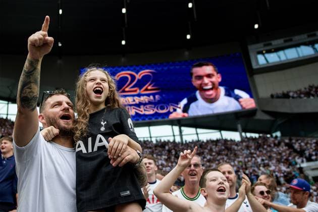 London, England, August 16 2025: Tottenham Hotspur fans celebrate Brennan Johnson (22 Tottenham Hotspur) goal during the Premier League game between Tottenham Hotspur and Burnley at Tottenham Hotspur Stadium in London, England. (Photo by Pedro Porru Sports Press Photo SPP) Copyright: xx Sportspressphoto_SPR11159