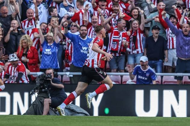 Premier League Sunderland v West Ham United Daniel Ballard of Sunderland celebrates his goal to make it 2-0 during the Premier League match Sunderland vs West Ham United at Stadium Of Light, Sunderland, United Kingdom, 16th August 2025 (Photo by Alfie Cosgrove News Images) Sunderland Stadium Of Light Tyne and Wear United Kingdom Copyright: xAlfiexCosgrove NewsxImagesx