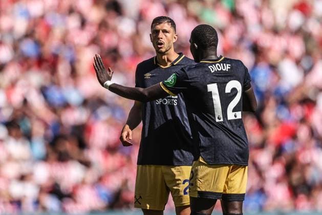 Premier League Sunderland v West Ham United Guido Rodriguez West Ham United speaks to El Hadji Malick Diouf West Ham United during the Premier League match Sunderland vs West Ham United at Stadium Of Light, Sunderland, United Kingdom, 16th August 2025 (Photo by Alfie Cosgrove News Images) Sunderland Stadium Of Light Tyne and Wear United Kingdom Copyright: xAlfiexCosgrove NewsxImagesx