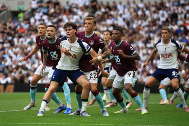 Tottenham Hotspur v Burnley Premier League 16 08 2025. Tottenham Hotspur Midfielder Archie Gray (14) Under Pressure from Burnley Defender Oliver Sonne (22) during the Premier League match between Tottenham Hotspur and Burnley at Tottenham Hotspur Stadium, London, United Kingdom on 16 August 2025. London Tottenham Hotspur Stadium London United Kingdom Editorial use only DataCo restrictions apply See www.football-dataco.com , Copyright: xChrisxFoxwellx PSI-22600-0079