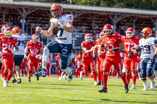 Broghean McGovern (ifm Razorbacks Ravensburg, 17 QB) jumps into the endzone for an touchdown Potsdam Royals vs ifm Razorbacks Ravensburg, American Football, German Football League, Week 15, 2025, 16.08.2025, Potsdam Luftschiffhafen Germany Copyright: xFootxBowl SebastianxJustx