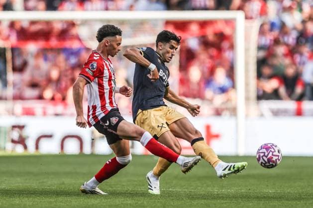 Premier League Sunderland v West Ham United Nayef Aguerd West Ham United passes the ball under pressure from Chemsdine Talbi of Sunderland during the Premier League match Sunderland vs West Ham United at Stadium Of Light, Sunderland, United Kingdom, 16th August 2025 (Photo by Alfie Cosgrove News Images) Sunderland Stadium Of Light Tyne and Wear United Kingdom Copyright: xAlfiexCosgrove NewsxImagesx