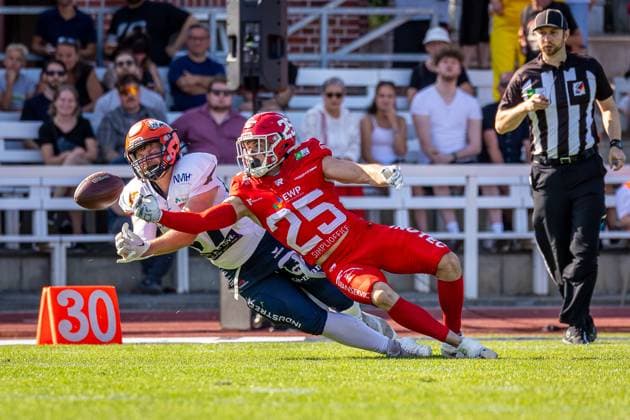 Tim Müller (ifm Razorbacks Ravensburg, 87 WR) tries to catch the ball, Fabrizio Umetelli (Potsdam Royals, 25 DB) deflects Potsdam Royals vs ifm Razorbacks Ravensburg, American Football, German Football League, Week 15, 2025, 16.08.2025, Potsdam Luftschiffhafen Germany Copyright: xFootxBowl SebastianxJustx