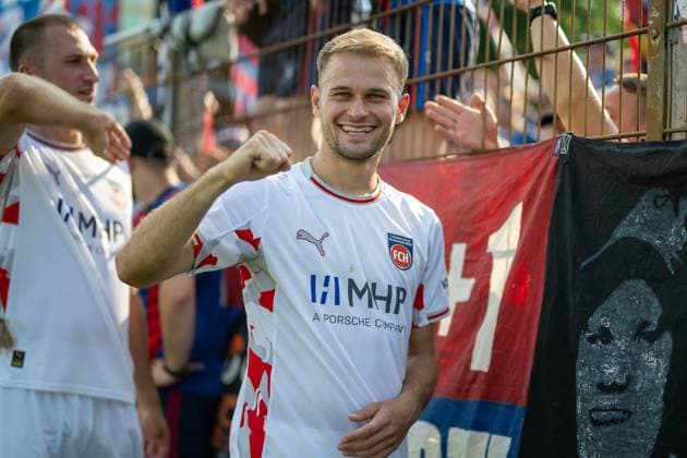 Die Heidenheimer freuen sich mit den Zuschauer und Fans vom FCH in der Kurve, Leonardo Scienza (FC Heidenheim, 08), GER, Bahlinger SC vs. 1. FC Heidenheim, Fussball, DFB-Pokal, 1. Runde, Spielzeit 2025 2026, 16.08.2025, DFL DFB REGULATIONS PROHIBIT ANY USE OF PHOTOGRAPHS AS IMAGE SEQUENCES AND OR QUASI-VIDEO, GER, Bahlinger SC vs. 1. FC Heidenheim, Fussball, DFB-Pokal, 1. Runde, Spielzeit 2025 2026, 16.08.2025 Bahlingen Copyright: xEibner-Pressefotox EP_EER