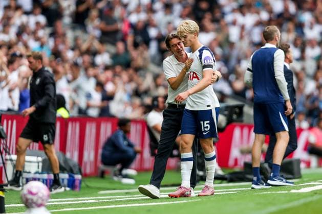 Premier League Tottenham Hotspur v Burnley Thomas Frank speaks to Lucas Bergvall of Tottenham Hotspur during the Premier League match Tottenham Hotspur vs Burnley at Tottenham Hotspur Stadium, London, United Kingdom, 16th August 2025 (Photo by Izzy Poles News Images) London Tottenham Hotspur Stadium United Kingdom Copyright: xIzzyxPoles NewsxImagesx