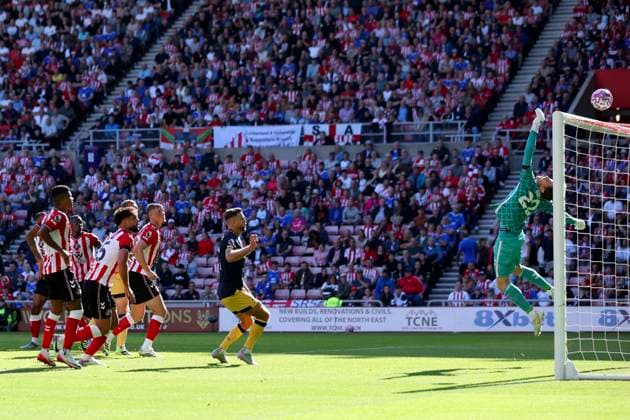 Sunderland v West Ham United - Premier League Robin Roefs, goalkeeper of Sunderland makes save during the Premier League match between Sunderland and West Ham United at Stadium of Light on August 16, 2025 in Sunderland, England. Sunderland Stadium of Light England United Kingdom Copyright: xEdxSykes Sportsphoto APLx 14132898