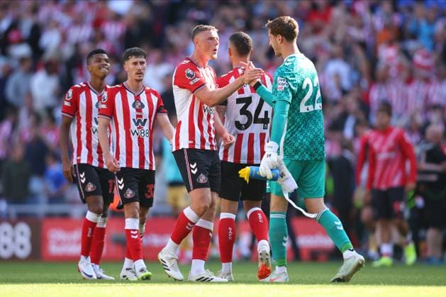 Sunderland v West Ham United - Premier League Dan Ballard of Sunderland and Robin Roefs, goalkeeper of Sunderland celebrate after winning the Premier League match between Sunderland and West Ham United at Stadium of Light on August 16, 2025 in Sunderland, England. Sunderland Stadium of Light England United Kingdom Copyright: xEdxSykes Sportsphoto APLx 14132905