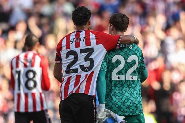 Premier League Sunderland v West Ham United Jenson Seelt of Sunderland and Robin Roefs of Sunderland celebrate the win during the Premier League match Sunderland vs West Ham United at Stadium Of Light, Sunderland, United Kingdom, 16th August 2025 (Photo by Alfie Cosgrove News Images) Sunderland Stadium Of Light Tyne and Wear United Kingdom Copyright: xAlfiexCosgrove NewsxImagesx