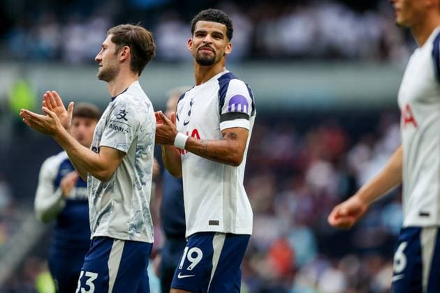 Premier League Tottenham Hotspur v Burnley Dominic Solanke of Tottenham Hotspur acknowledges the fans after the teams victory following the Premier League match Tottenham Hotspur vs Burnley at Tottenham Hotspur Stadium, London, United Kingdom, 16th August 2025 (Photo by Izzy Poles News Images) London Tottenham Hotspur Stadium United Kingdom Copyright: xIzzyxPoles NewsxImagesx
