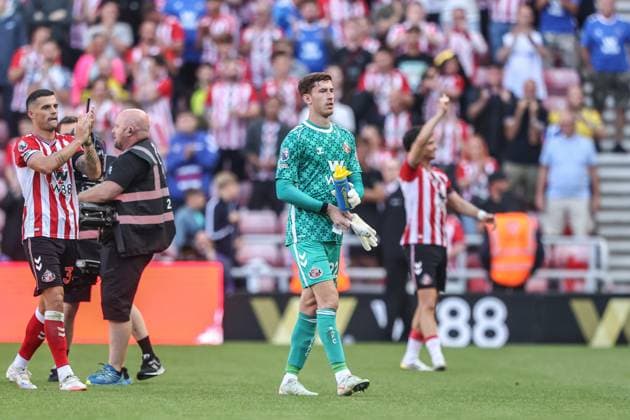 Premier League Sunderland v West Ham United Robin Roefs of Sunderland applauds the fans after the game during the Premier League match Sunderland vs West Ham United at Stadium Of Light, Sunderland, United Kingdom, 16th August 2025 (Photo by Alfie Cosgrove News Images) Sunderland Stadium Of Light Tyne and Wear United Kingdom Copyright: xAlfiexCosgrove NewsxImagesx