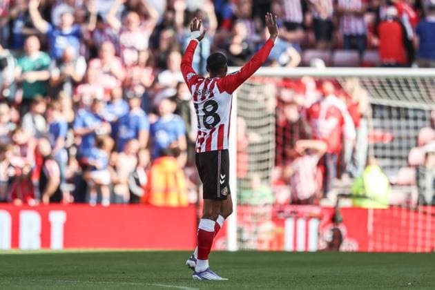 Premier League Sunderland v West Ham United Wilson Isidor of Sunderland celebrates the win with the fans during the Premier League match Sunderland vs West Ham United at Stadium Of Light, Sunderland, United Kingdom, 16th August 2025 (Photo by Alfie Cosgrove News Images) Sunderland Stadium Of Light Tyne and Wear United Kingdom Copyright: xAlfiexCosgrove NewsxImagesx