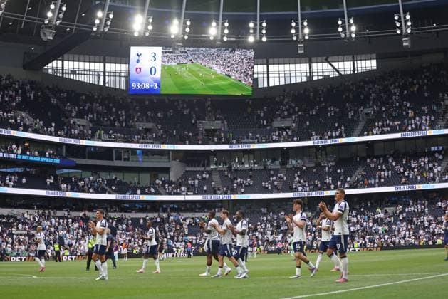 Spurs players applaud the fans after the 3-0 win at the Tottenham Hotspur v Burnley EPL match, at the Tottenham Hotspur Stadium, London, UK on 16th August, 2025. 