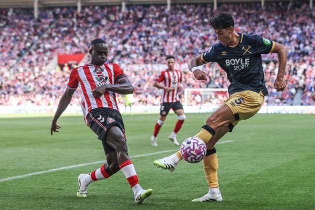 Premier League Sunderland v West Ham United Habib Diarra of Sunderland and Nayef Aguerd West Ham United battle for the ball during the Premier League match Sunderland vs West Ham United at Stadium Of Light, Sunderland, United Kingdom, 16th August 2025 (Photo by Alfie Cosgrove News Images) Sunderland Stadium Of Light Tyne and Wear United Kingdom Copyright: xAlfiexCosgrove NewsxImagesx