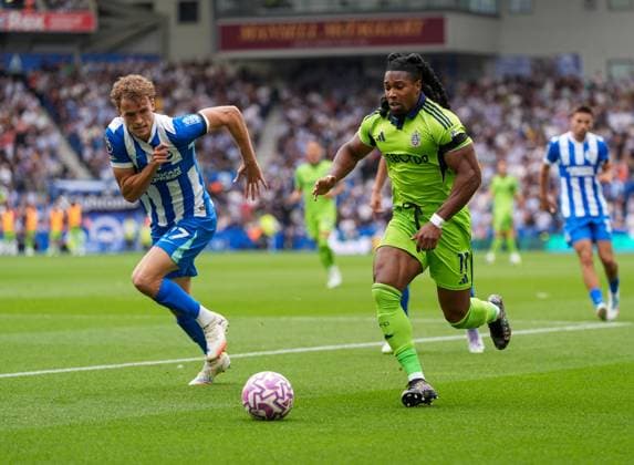 Brighton and Hove Albion v Fulham, Premier League, Football, Amex Stadium, Brighton, UK - 16 Aug 2025 Carlos Baleba of Brighton & Hove Albion and Adama Traore of Fulham Brighton Amex Stadium Brighton GBR, UK NEWSPAPERS OUT Copyright: xSeanxRyanx
