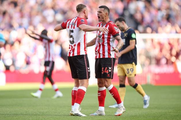 Sunderland v West Ham United 16 August 2025, Sunderland - Premier League Football - Sunderland v West Ham United. Daniel Ballard of Sunderland celebrates with Granit Xhaka of Sunderland at full time (photo by Daniel Chesterton) Sunderland UK Copyright: xDanielxChestertonxOffside