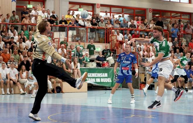 16.08.2025, xfsx, Herren, Handball, Saison 2025 2026, DHB-Pokal, 1. Runde: Woelfe Wuerzburg - TV Grosswalstadt v.li.: Jan-Steffen Minerva (TV Grosswallstadt), Mario Stark (TV Grosswallstadt), Michel Reitemann (Woelfe Wuerzburg) Rimpar Dreifachsporthalle Bayern Deutschland