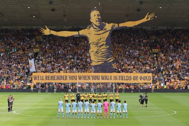 Football - Premier League - Wolverhampton Wanderers v Manchester City 16th August 2025 - Premier League - Wolverhampton Wanderers v Manchester City - A tifo mural is unfurled as a minute s applause is observed in memory of the late Diogo Jota before the match - Photo: Simon Stacpoole Offside. Wolverhampton UK Copyright: xSimonxStacpoolexOffside
