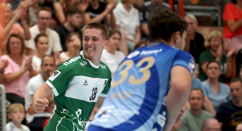 16.08.2025, xfsx, Herren, Handball, Saison 2025 2026, DHB-Pokal, 1. Runde: Woelfe Wuerzburg - TV Grosswalstadt v.li.: Malte Dederding (Woelfe Wuerzburg) jubelt, Tobias Buck (TV Grosswallstadt) Rimpar Dreifachsporthalle Bayern Deutschland