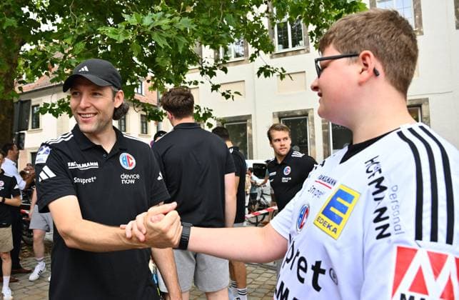 16.08.2025 - Handball - 1. Bundesliga - Saison 2025 2026 - HC Erlangen HCE - Veranstaltung Saisoneröffnung - - xwoxzix - Johannes Sellin ( Trainer HC Erlangen HCE ) mit Fan