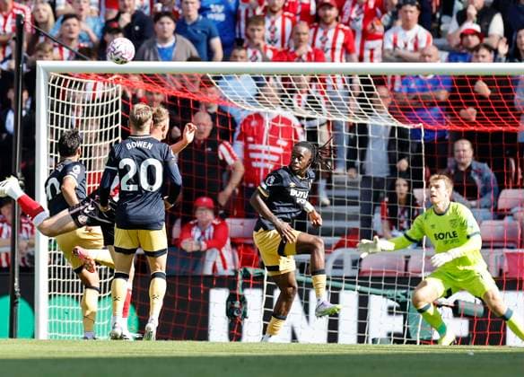 Sunderland v West Ham United Premier League Dan Ballard of Sunderland scores his teams second goal during the Premier League match at the Stadium Of Light, Sunderland UK Newspapers OUT Copyright: xFredxPalmerx FIL-22107-0143