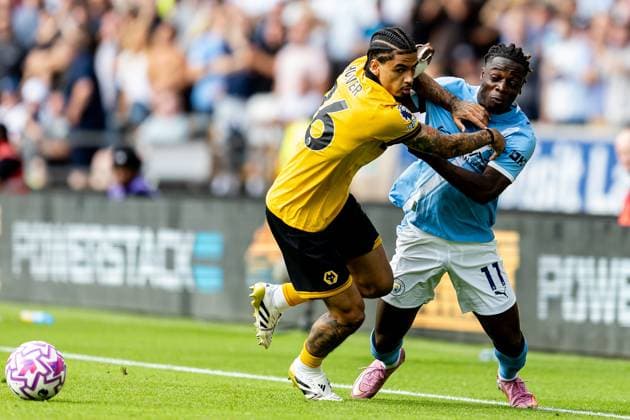 Wolverhampton Wanderers v Manchester City Premier League 16 08 2025. Manchester City midfielder Jeremy Doku (11) battles for possession with Wolverhampton Wanderers defender Ki-Jana Hoever (26) during the Premier League match between Wolverhampton Wanderers and Manchester City at Molineux, Wolverhampton, England on 16 August 2025. Wolverhampton Molineux West Midlands England Editorial use only DataCo restrictions apply See www.football-dataco.com , Copyright: xManjitxNarotrax PSI-22617-0010