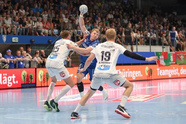 16.08.2025, xgox,Handball - Wartburg Cup Skanderborg Handbold - TBV Lemgo-Lippe emspor, v.l. Emil Laerke (Skanderborg, 15), Lukas Hutecek (Lemgo, 2), Kristian Bonefeld (Skanderborg, 19) Zweikampf, Duell, Kampf, tackle Eisenach