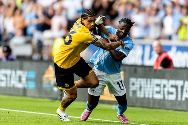 Wolverhampton Wanderers v Manchester City Premier League 16 08 2025. Manchester City midfielder Jeremy Doku (11) battles for possession with Wolverhampton Wanderers defender Ki-Jana Hoever (26) during the Premier League match between Wolverhampton Wanderers and Manchester City at Molineux, Wolverhampton, England on 16 August 2025. Wolverhampton Molineux West Midlands England Editorial use only DataCo restrictions apply See www.football-dataco.com , Copyright: xManjitxNarotrax PSI-22617-0011