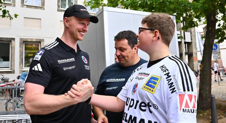 16.08.2025 - Handball - 1. Bundesliga - Saison 2025 2026 - HC Erlangen HCE - Veranstaltung Saisoneröffnung - - xwoxzix - Sebastian Firnhaber (18, HC Erlangen HCE ) mit Fan