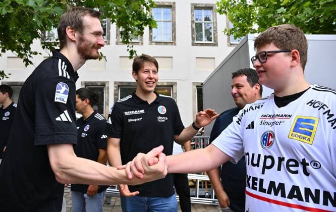 16.08.2025 - Handball - 1. Bundesliga - Saison 2025 2026 - HC Erlangen HCE - Veranstaltung Saisoneröffnung - - xwoxzix - Antonio Metzner (27, HC Erlangen HCE ) mit Fan