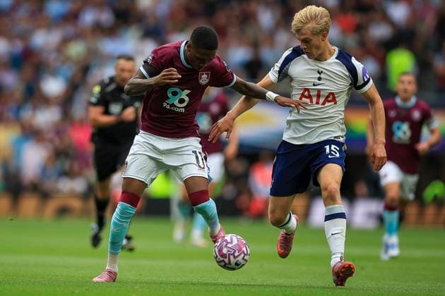 Tottenham Hotspur v Burnley Premier League 16 08 2025. Burnley Forward Jaidon Anthony (11) Battles for the ball with Tottenham Hotspur Midfielder Lucas Bergvall (15) during the Premier League match between Tottenham Hotspur and Burnley at Tottenham Hotspur Stadium, London, United Kingdom on 16 August 2025. Editorial use only DataCo restrictions apply See www.football-dataco.com , Copyright: xChrisxFoxwellx PSI-22600-0139