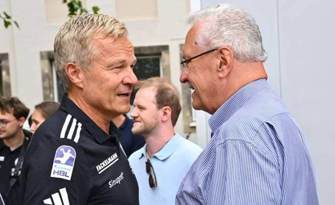 16.08.2025 - Handball - 1. Bundesliga - Saison 2025 2026 - HC Erlangen HCE - Veranstaltung Saisoneröffnung - - xwoxzix - Dr. Carsten Bissel (Aufsichtsratsvorsitzender des HC Erlangen) Joachim Herrmann (Bayerischer Staatsminister des Inneren Innenminister Bayern )