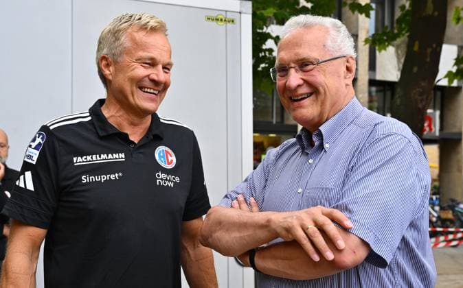 16.08.2025 - Handball - 1. Bundesliga - Saison 2025 2026 - HC Erlangen HCE - Veranstaltung Saisoneröffnung - - xwoxzix - Dr. Carsten Bissel (Aufsichtsratsvorsitzender des HC Erlangen) Joachim Herrmann (Bayerischer Staatsminister des Inneren Innenminister Bayern )